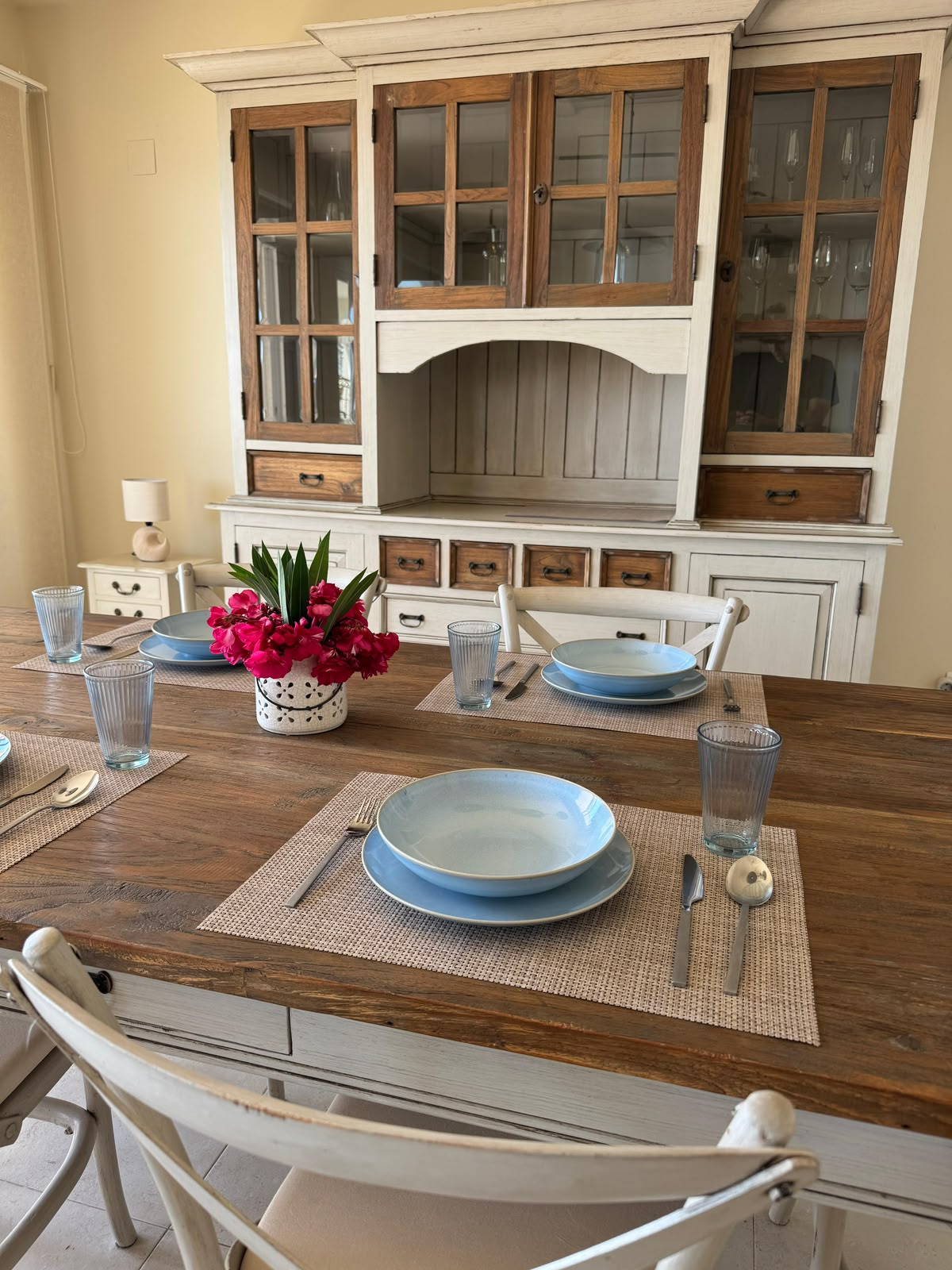 Table setting with flowers
